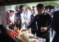 Wakil Wali Kota Yogyakarta Wawan Harmawa bersama President Director Pertamina Foundation, Agus Mashud Asngari saat mengunjungu stand UMKM.