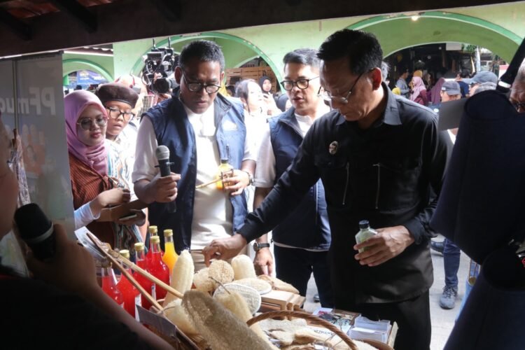 Wakil Wali Kota Yogyakarta Wawan Harmawa bersama President Director Pertamina Foundation, Agus Mashud Asngari saat mengunjungu stand UMKM.