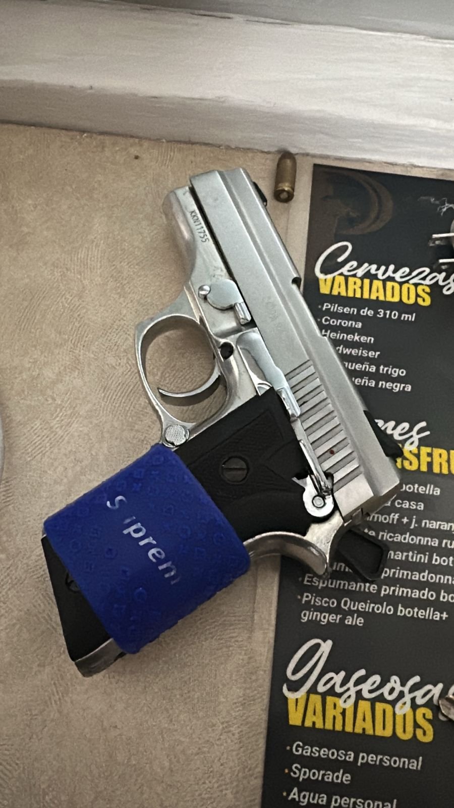 Sepucuk pistol yang disita kepolisian Peru dari lima orang yang diamankan diduga terkait dengan penembakan diplomat muda RI Zetra Leonardo Purba