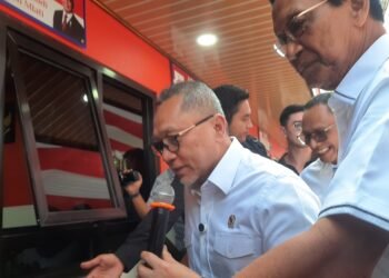 Menteri Koordinator (Menko) Pangan Zulkifli Hasan saat meninjau Koperasi Desa Merah Putih (KDMP) Sinduadi, Mlati, Sleman pada bulan Juli lalu.
