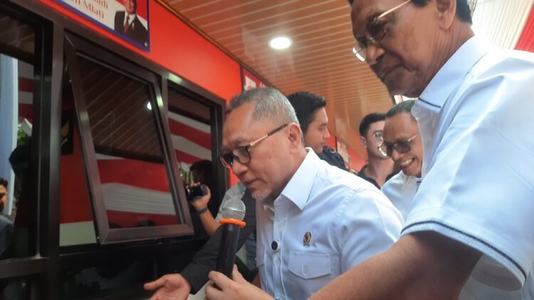 Menteri Koordinator (Menko) Pangan Zulkifli Hasan saat meninjau Koperasi Desa Merah Putih (KDMP) Sinduadi, Mlati, Sleman pada bulan Juli lalu.