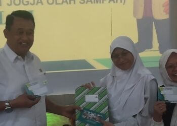 Ketua Komisi C DPRD Kota Yogyakarta Bambang Seno Baskoro saat melaunching bank sampah dan pengadaan biopori.
