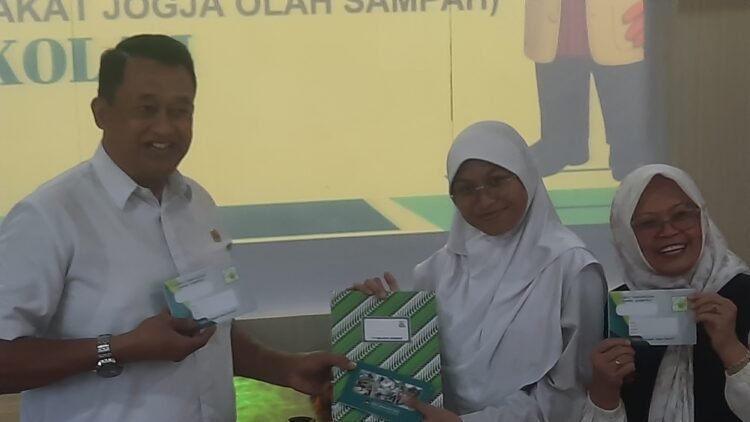 Ketua Komisi C DPRD Kota Yogyakarta Bambang Seno Baskoro saat melaunching bank sampah dan pengadaan biopori.