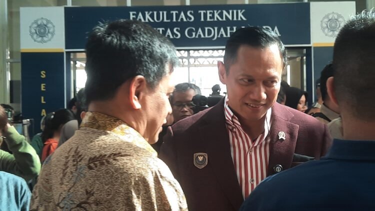 Menko Bidang Infrastruktur dan Pembangunan Kewilayahan, AHY, saat kunjungan ke UGM memberi tanggapan terkait insiden bangunan ambruk di ponpes Sidoarjo, Rabu (8/10/2025).