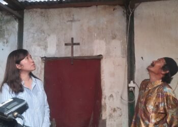 Penerima bantuan Rumah Tidak Layak Huni (RTLH) Pemerintah Kota Yogyakarta Ignatius Hari Susetyo dan keponokanya Mima, saat ditemui di rumanya di Kemantren Mantrijeron, Kota Yogyakarta.