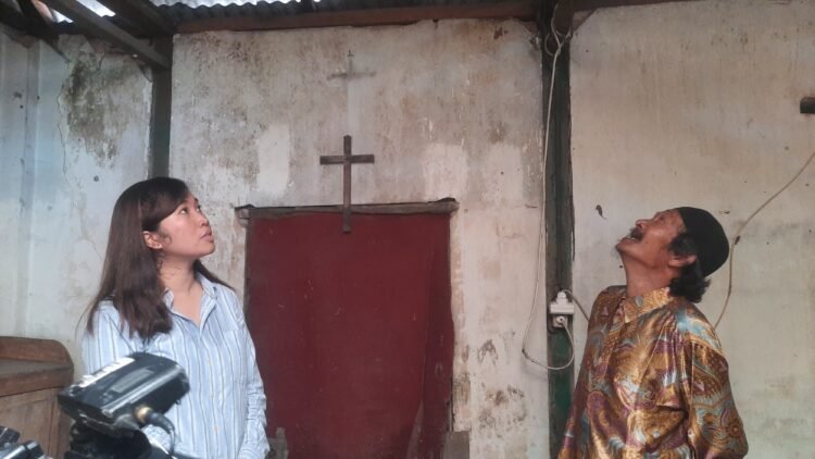 Penerima bantuan Rumah Tidak Layak Huni (RTLH) Pemerintah Kota Yogyakarta Ignatius Hari Susetyo dan keponokanya Mima, saat ditemui di rumanya di Kemantren Mantrijeron, Kota Yogyakarta.