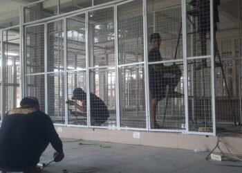 Sejumlah pekerja melakukan perbaikan di Pasar Godean, Senin (13/10/2025)