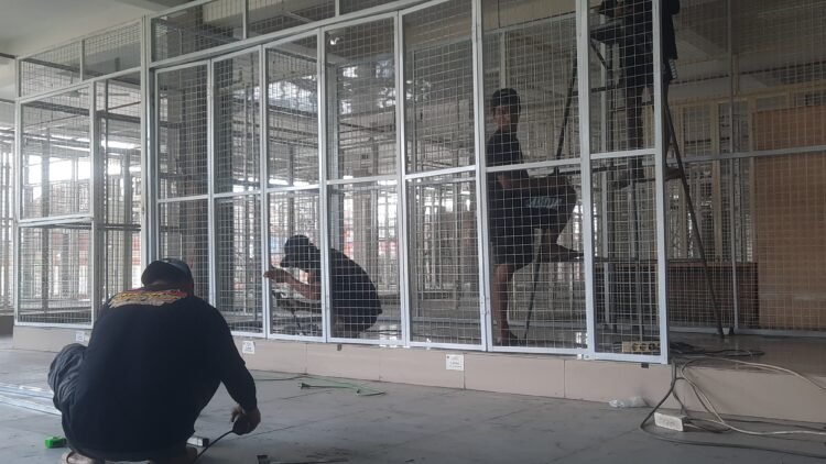 Sejumlah pekerja melakukan perbaikan di Pasar Godean, Senin (13/10/2025)