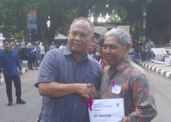 Bupati Sleman Harda Kiswaya saat memberikan bantuan alat pertanian kepada sejumlah kelompok tani di Kabupaten Sleman pada Hari Pangan Seduni 2025, Rabu (15/10/2025).