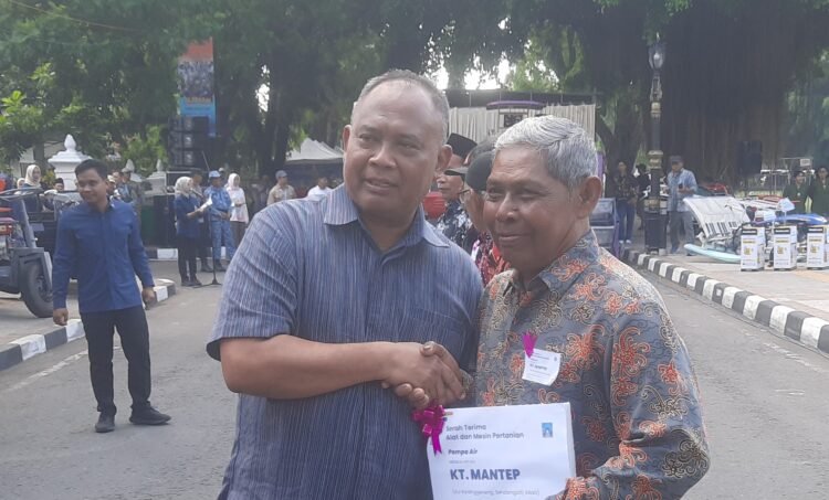 Bupati Sleman Harda Kiswaya saat memberikan bantuan alat pertanian kepada sejumlah kelompok tani di Kabupaten Sleman pada Hari Pangan Seduni 2025, Rabu (15/10/2025).