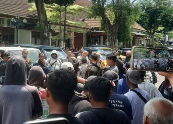 Sejumlah pekerja tambang di DIY dari Perkumpulan Penambang Progo Sejahtera (PPPS) melakukan aksi damai di kantor Balai Besar Wilayah Sungai Serayu Opak (BBWSSO), Rabu (15/10/2025).