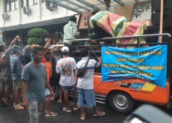 Ratusan Penambang Progo saat mendatangi kantor Balai Besar Sungai Wilayah Sungai Serayu Opak (BBWSSO) menolak penghapusan Rekomtek terkait alat bantu kerja pompa sedot mekanik untuk pertambangan, Rabu (15/10/2025).