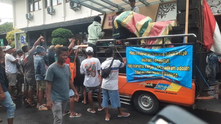 Ratusan Penambang Progo saat mendatangi kantor Balai Besar Sungai Wilayah Sungai Serayu Opak (BBWSSO) menolak penghapusan Rekomtek terkait alat bantu kerja pompa sedot mekanik untuk pertambangan, Rabu (15/10/2025).