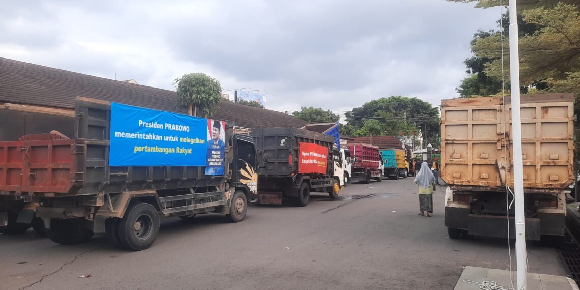 Suasana kantor Balai Besar Sungai Wilayah Serayu Opak (BBWSSO) saat dipenuhi truk penambang usai melakukan aksi menolak penghapusan alat bantu kerja di pertambangan rakyat, Rabu (15/10/2025).