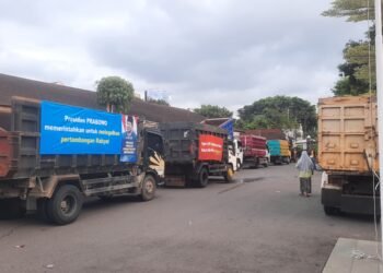 Suasana kantor Balai Besar Sungai Wilayah Serayu Opak (BBWSSO) saat dipenuhi truk penambang usai melakukan aksi menolak penghapusan alat bantu kerja di pertambangan rakyat, Rabu (15/10/2025).