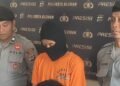 JRM (19) pelaku penjambretan handphone di Sinduadi, Mlati, Sleman, saat dibadirkan dalam jumpa pers di Polsek Mlati, Jumat (17/10/2025).