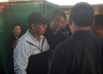 Wali Kota Yogyakarta Hasto Wardoyo menemui para pedagang dan tukang parkir di Menara Kafe, Minggu (19/10/2025).