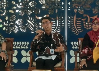 Kepala Bidang Perlindungan Sosial dan Jaminan Sosial Dinas Sosial Sleman, Sarastomo Ari Saptoto saat jumpa pers di Rumah Dinas Bupati Sleman, Senin (20/10/2025).
