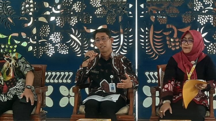 Kepala Bidang Perlindungan Sosial dan Jaminan Sosial Dinas Sosial Sleman, Sarastomo Ari Saptoto saat jumpa pers di Rumah Dinas Bupati Sleman, Senin (20/10/2025).