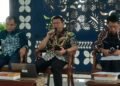 Kepala Badan Kepegawaian, Pendidikan dan Pelatihan (BKPP) Sleman Wildan Solichin (tengah) saat jumpa pers di Pendopo Rumah Dinas Bupati Sleman, Beran, Tridadi, Sleman, DIY, Senin (20/10/2025).