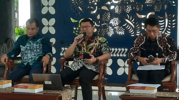 Kepala Badan Kepegawaian, Pendidikan dan Pelatihan (BKPP) Sleman Wildan Solichin (tengah) saat jumpa pers di Pendopo Rumah Dinas Bupati Sleman, Beran, Tridadi, Sleman, DIY, Senin (20/10/2025).
