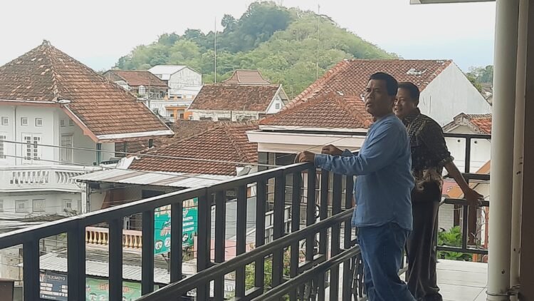 Wakil Ketua Komisi B DPRD Sleman H. Surana saat meninjau Pasar Induk Godean, Sleman, DIY, Rabu (22/10/2025).