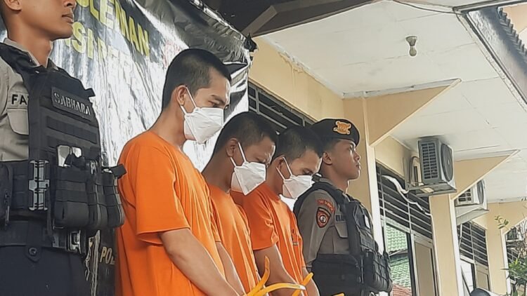 Polresta Sleman mengamankan tiga maling spesialis sekolah. Para pelaku tercatat berhasil menggasak 31 proyektor selama tiga bulan beroperasi di wilayah Sleman