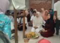 para pedagang menggelar tradisi nyekar Mbah Jembrak jelang kepindahan ke pasar Godean