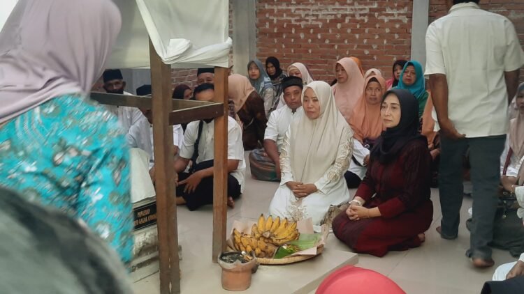 para pedagang menggelar tradisi nyekar Mbah Jembrak jelang kepindahan ke pasar Godean