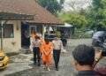 Pelaku penipuan tukar tambah mobil daat dibawa anggota Polsek Mlati, Selasa (28/10/2025)