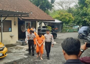 Pelaku penipuan tukar tambah mobil daat dibawa anggota Polsek Mlati, Selasa (28/10/2025)