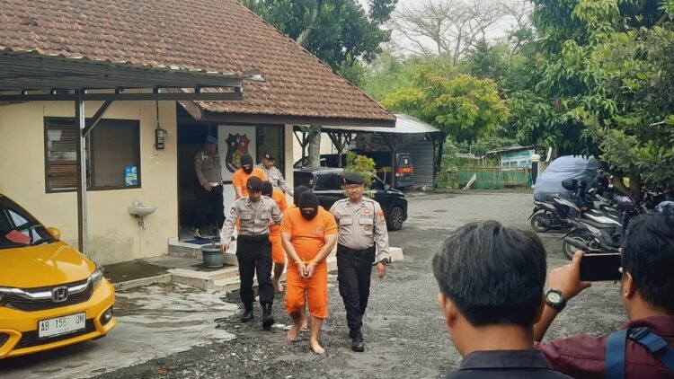 Pelaku penipuan tukar tambah mobil daat dibawa anggota Polsek Mlati, Selasa (28/10/2025)