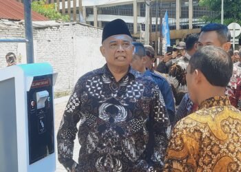 Bupati Sleman Harda Kiswaya meninjau area parkir di kawasan Pasar Induk Godean usai menyaksikkan boyongan para pedagang dari Berjo ke Pasar Godean