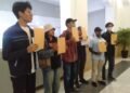 Sejumlah aktivis datangi Kantor Pos di Titik Nol Kilometer Yogyakarta untuk berkirim surat ke sejumlah lembaga pemerintah untuk menyampaikan tuntutan terhadap kinerja Polri saat menangani aksi demo beberapa waktu lalu, Kamis (2/10/2025).