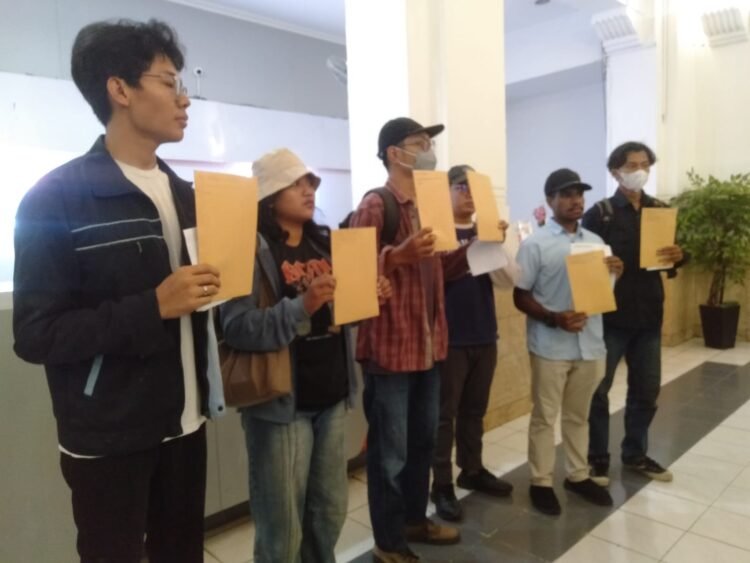 Sejumlah aktivis datangi Kantor Pos di Titik Nol Kilometer Yogyakarta untuk berkirim surat ke sejumlah lembaga pemerintah untuk menyampaikan tuntutan terhadap kinerja Polri saat menangani aksi demo beberapa waktu lalu, Kamis (2/10/2025).