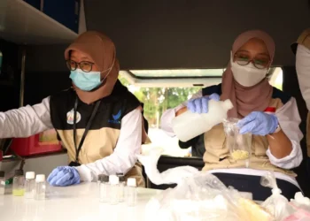 Petugas BPOM Yogyakarta menguji sampel makanan pedagang kaki lima di Lapangan Pemda Sleman, Jumat (3/10/2025). (Dok. Diskominfo Sleman)