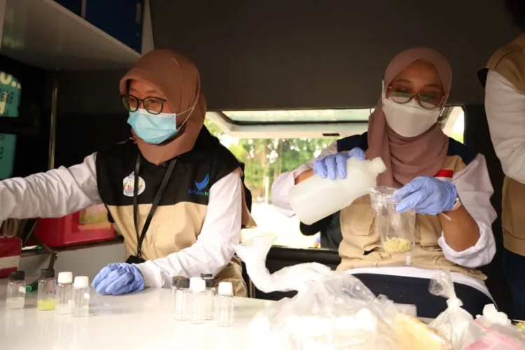 Petugas BPOM Yogyakarta menguji sampel makanan pedagang kaki lima di Lapangan Pemda Sleman, Jumat (3/10/2025). (Dok. Diskominfo Sleman)