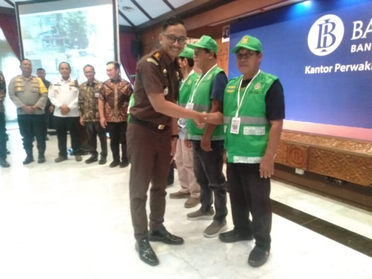 Pemkot Yogyakarta memberikan apresiasi terhadap juru parkir bertempat di Perwakilan Bank Indonesia di Yogyakarta, Senin (6/10/2025)