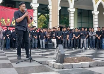 Keluarga besar Universitas Islam Indonesia saat menyampaikan tuntutan terkait kondisi demokrasi di Indomesia dan sejumlah kriminalisasi terhadap aktivis di Gedung Auditorium Prof Dr Kahar Muzakir, UII, Sleman, DIY, Senin (6/10/2025).