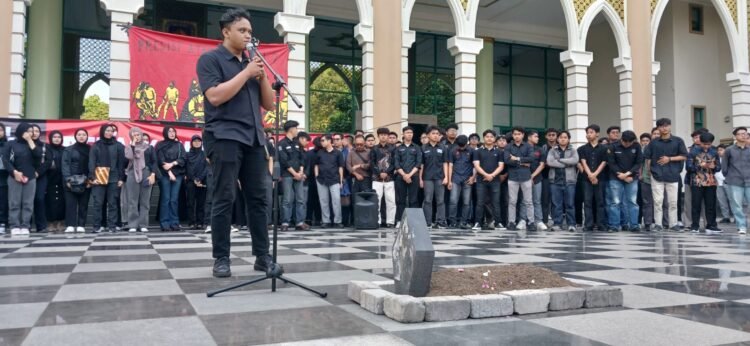 Keluarga besar Universitas Islam Indonesia saat menyampaikan tuntutan terkait kondisi demokrasi di Indomesia dan sejumlah kriminalisasi terhadap aktivis di Gedung Auditorium Prof Dr Kahar Muzakir, UII, Sleman, DIY, Senin (6/10/2025).