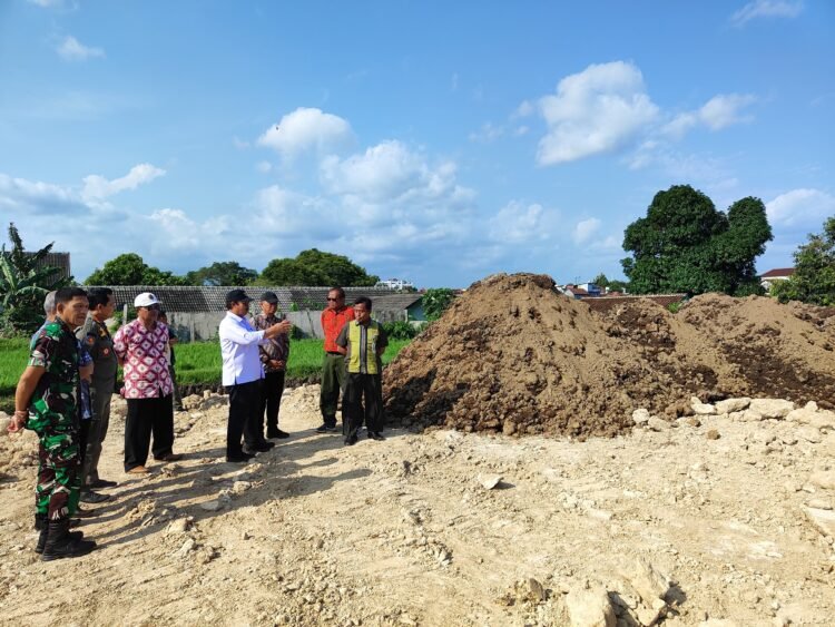 Wali Kota Yogyakarta Hasto Wadoyo meninjau proyek penbangunan Laboratorium Pengolagan Sampah Organik di kawasan persawahan kampung Bener, Tegalrejo, Kota Yogyakarta, DIY, Kamis (9/10/2025).