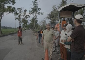 Bupati Sleman Cek Jalan Rusak Klangon-Tempel, Berharap Perbaikan Segera Beres