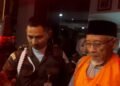 Mantan Bupati Sleman Sri Purnomo saat resmi ditahan usai dilakukan oemeriksaan intensif Kejaksaan Negeri (Kejari) Sleman buntut perkara dana hibah Pariwisata, Selasa (28/10/2025). (Istimewa)