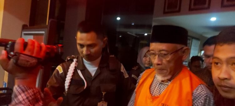 Mantan Bupati Sleman Sri Purnomo saat resmi ditahan usai dilakukan oemeriksaan intensif Kejaksaan Negeri (Kejari) Sleman buntut perkara dana hibah Pariwisata, Selasa (28/10/2025). (Istimewa)