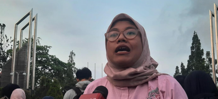 Pegiat Suara Ibu Indonesia Yogyakarta, Kalis Mardiasih saat diwawancarai wartawan terkait Makan Bergizi Gratis (MBG), Jumat (4/9/2025)