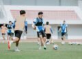 Para penggawa PSIM Yogyakarta tengah melakoni latihan di Stadion Mandala Krida meski kompetisi tengah libur karena bertepatan dengan FIFA match day.