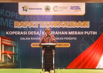 Sekda Jateng Sumarno saat membuka Rapat Konsolidasi Koperasi Desa/Kelurahan Merah Putih, di Hotel Grand Candi Semarang, Senin (20/10/2025) malam.