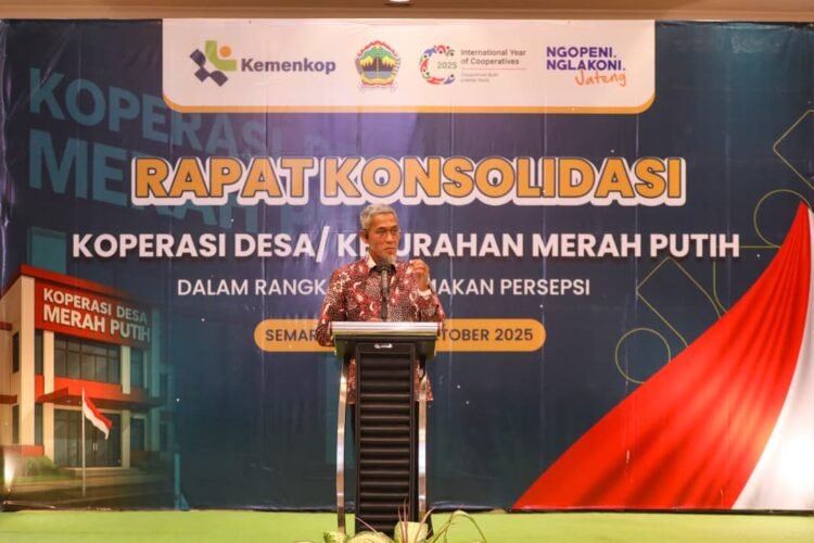 Sekda Jateng Sumarno saat membuka Rapat Konsolidasi Koperasi Desa/Kelurahan Merah Putih, di Hotel Grand Candi Semarang, Senin (20/10/2025) malam.