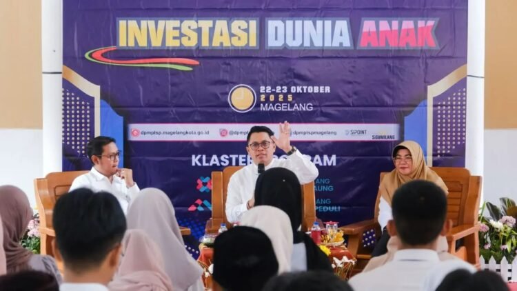 Wali Kota Magelang Damar Prasetyono memberikan materi dalam kegiatan Sosialisasi Investasi Dunia Anak yang digelar oleh Dinas Penanaman Modal dan Pelayanan Terpadu Satu Pintu (DPMPTSP) Kota Magelang di Taman Kyai Langgeng (TKL).