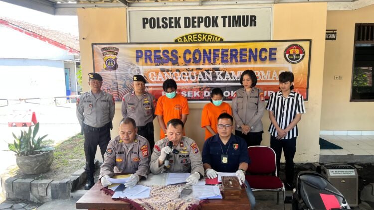 Jajaran Polsek Depok Timur menghadirkan dua tersangka pencurian kendaraan bermotor di Mapolsek Depok Timur, Rabu (1/10/2025). (Dok. Polresta Sleman)
